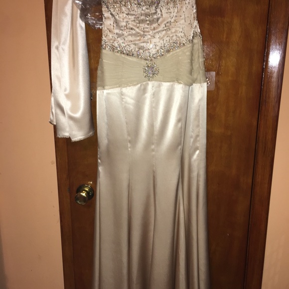 Alyce Design Aline strapless nude gown. SZ. 4 - Picture 6 of 10